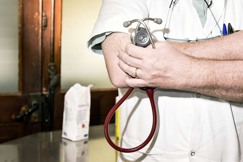 Dans une lettre ouverte 36 médecins dénoncent des mesures "disproportionnées" face à Omicron